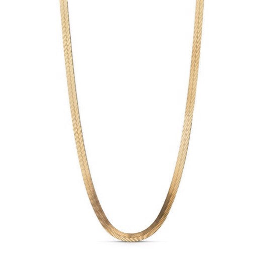 Carla halskæde i 18 karat forgyldt sterlingsølv fra Enamel Copenhagen med flad, smal kæde på 42–45 cm.